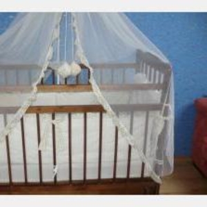 Кроватка детская,  деревянная (маятниковая),  полный комплект